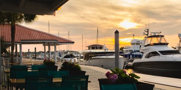 Mavi Waterfront Bar & Grill